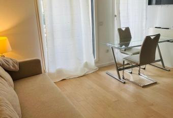 Studio de 28m  -Proche de Paris has Balcony rooms