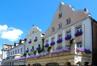 Hotel Orph  e - Kleines Haus allows 18 year olds to book a room
