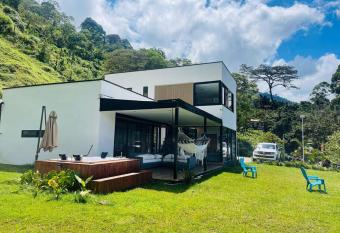 Casa Blanca Caba  a de lujo rodeada de naturaleza has rooms with a private hot tub