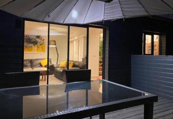 Appartement climatis   avec sa terrasse de 25 M2 has Balcony rooms