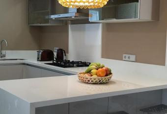 LARGE HOUSE & POOL near the beach and Barcelona has Balcony rooms