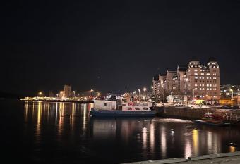 Cozy apartment by Opera house has Balcony rooms