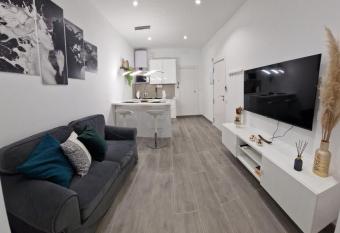 Barcelona, apartamento de 1 habitaci  n allows 18 year olds to book a room