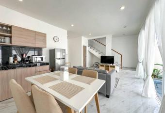 Villa La Buena Vida Modern Style allows 18 year olds to book a room