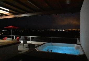 PENTHOUSE LA AUDIENCIA MANZANILLO has rooms with a private hot tub