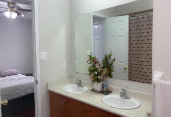 Beautiful private Room near Airport allows 18 year olds to book a room