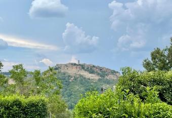 La Casetta della valle di Civita allows 18 year olds to book a room