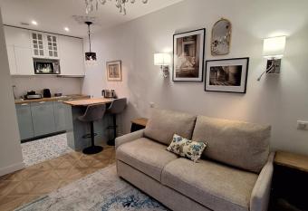 L Annexe de MaLou has Balcony rooms