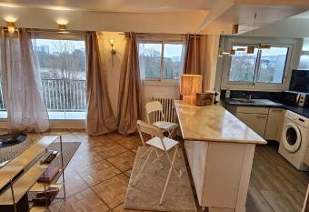 Studio chaleureux avec vue sur la Seine has Balcony rooms