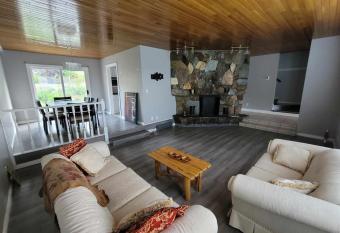 Specious Kamloops House for relaxation with great view in prestigious Sahali. has Balcony rooms