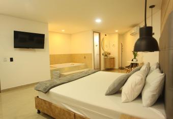 Hotel California Center has rooms with a private hot tub