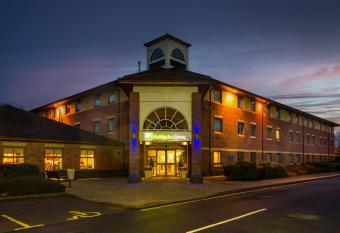 Holiday Inn Express Warwick - Stratford-upon-Avon, an IHG Hotel allows 18 year olds to book a room