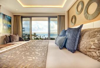 Hideaway at Royalton Riviera Cancun, An Autograph Collection All- Inclusive Resort - Adults Only has rooms with a private hot tub