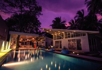 Mawella Beach Resort has Balcony rooms