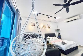 M 1-5Pax Cozy Home Trefoil 2QBeds Setia Alam WiFi allows 18 year olds to book a room