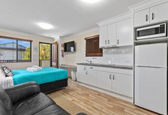 Tasman Holiday Parks - Torquay Palms allows 18 year olds to book a room