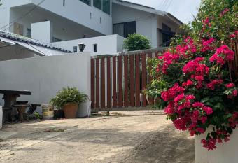 Villa du Bonheur Mer et Nature has Smoking/Balcony rooms