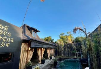 The Black Serpent Villa - Uluwatu has rooms with a private hot tub