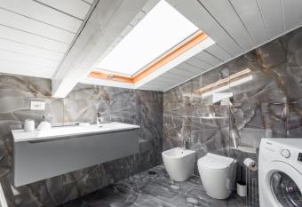 Attico Bella Napoli By Dimorra has rooms with a private hot tub