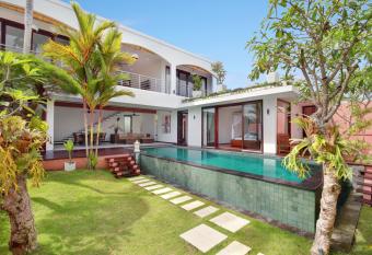 Private getaway @ Villa Vitality, Uluwatu, Bali has rooms with a private hot tub