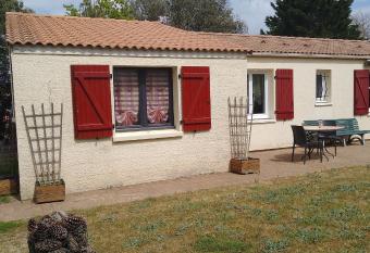 Chambre sous les mimosas 2kms plage has Balcony rooms