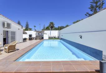 Villa con piscina privada has Balcony rooms
