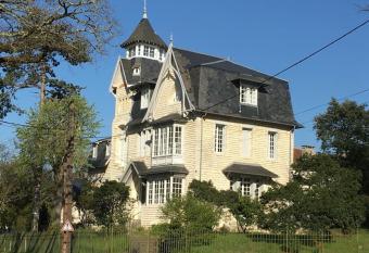 Villa La Clairi  re has Balcony rooms
