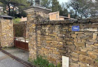 Maison au Pied de la Sainte Victoire has Balcony rooms