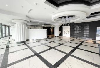 Hanza Tower Platinium 26 Apartments Jacuzzi & Pool & Sauna has rooms with a private hot tub