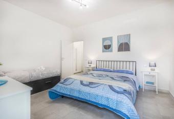 Minimalist Oasis - City life & Hesperia Hospital has Balcony rooms