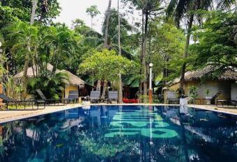 Sunset Serenity Cove allows 18 year olds to book a room