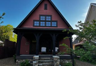 Quiet Getaway at Wayward Cottage has rooms with a private hot tub