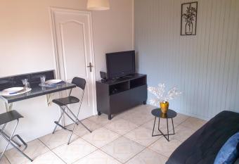 Maison hyper calme proche RER, 25min Paris centre, Stade de France, Disney, Ast  rix, CDG has Balcony rooms