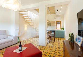 La Casita del Malec  n has Balcony rooms