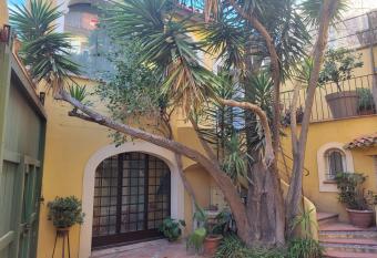 Le Patio St Jacques allows 18 year olds to book a room