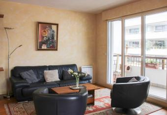 Spacious nest near the Seine has Balcony rooms