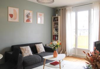 Pretty cocoon with private garden has Balcony rooms