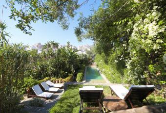Mimi Calpe has Balcony rooms