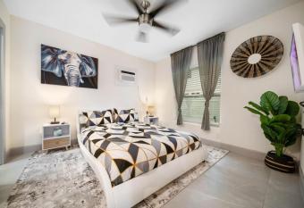 Modern Apt Near Las Olas Beach has rooms with a private hot tub