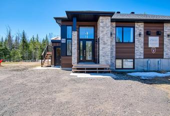 Cottage Quebec - Olivine has rooms with a private hot tub