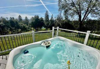 Pinkies Place-Hot Tub-Sleeps 11-Pet Friendly has rooms with a private hot tub