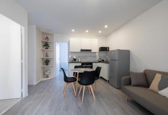 Tr  s Bel Appartement Cosy et Central allows 18 year olds to book a room