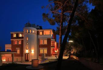 VILLa VULIN has rooms with a private hot tub