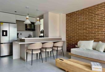 Guatape Condo N  utico has rooms with a private hot tub