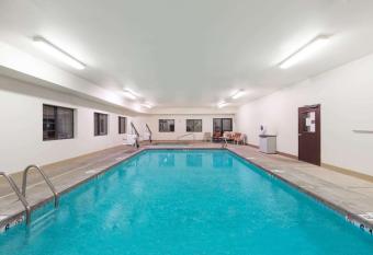 Super 8 by Wyndham Show Low allows 18 year olds to book a room