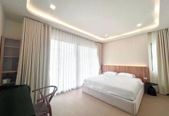 Cozy Maison has rooms with a private hot tub