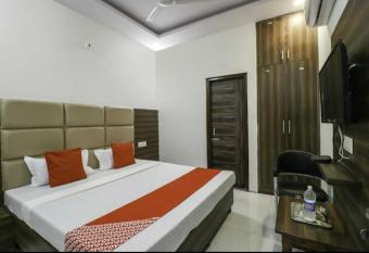 HOTEL CROWN has Balcony rooms