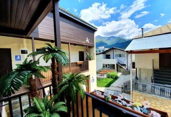 Manoni Ratiani s Guesthouse has Balcony rooms
