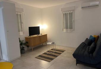 Charmant Studio / Centre ville allows 18 year olds to book a room