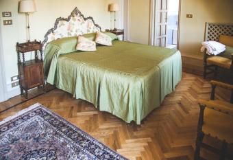 Castello Di Mornico Losana has rooms with a private hot tub